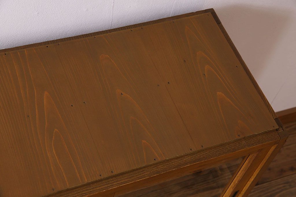 レトロ家具　和製アンティーク　昭和レトロなデザインが魅力的な重ね食器棚(収納棚)