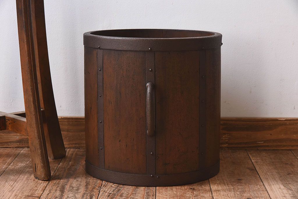 アンティーク雑貨　和製アンティーク　古い木の質感が味わい深い一斗升(一斗マス)