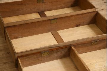 アンティーク家具　イギリスアンティーク　ウォールナット材　お洒落な取っ手が素敵なチェスト(引き出し)