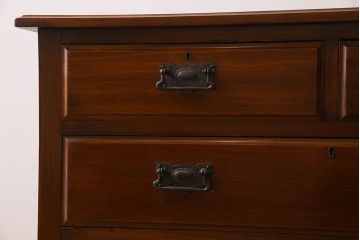 アンティーク家具　イギリスアンティーク　ウォールナット材　お洒落な取っ手が素敵なチェスト(引き出し)