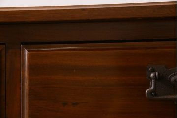 アンティーク家具　イギリスアンティーク　ウォールナット材　お洒落な取っ手が素敵なチェスト(引き出し)