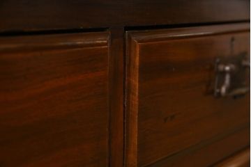 アンティーク家具　イギリスアンティーク　ウォールナット材　お洒落な取っ手が素敵なチェスト(引き出し)