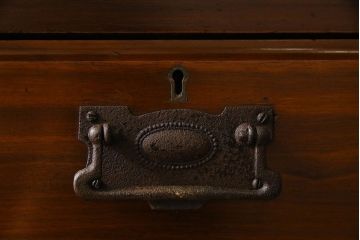アンティーク家具　イギリスアンティーク　ウォールナット材　お洒落な取っ手が素敵なチェスト(引き出し)