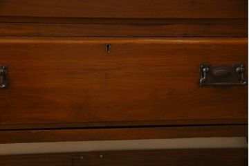 アンティーク家具　イギリスアンティーク　ウォールナット材　お洒落な取っ手が素敵なチェスト(引き出し)