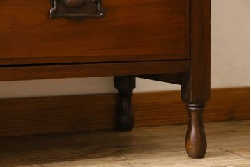 アンティーク家具　イギリスアンティーク　ウォールナット材　お洒落な取っ手が素敵なチェスト(引き出し)