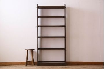 レトロ家具　昭和レトロ　ラワン材製の縦型アンティーク本棚(飾り棚)(1)
