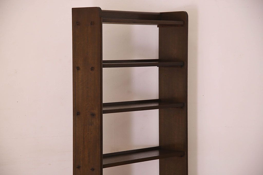 レトロ家具　昭和レトロ　ラワン材製の縦型アンティーク本棚(飾り棚)(1)