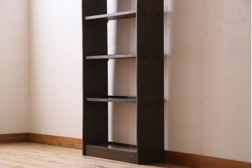 レトロ家具　昭和レトロ　ラワン材製の縦型アンティーク本棚(飾り棚)(1)