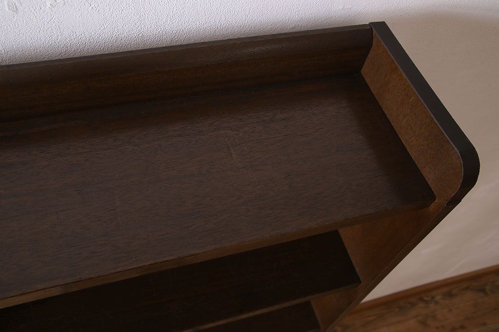 レトロ家具　昭和レトロ　ラワン材製の縦型アンティーク本棚(飾り棚)(1)