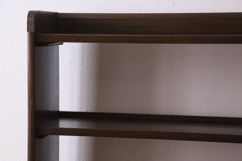 レトロ家具　昭和レトロ　ラワン材製の縦型アンティーク本棚(飾り棚)(1)