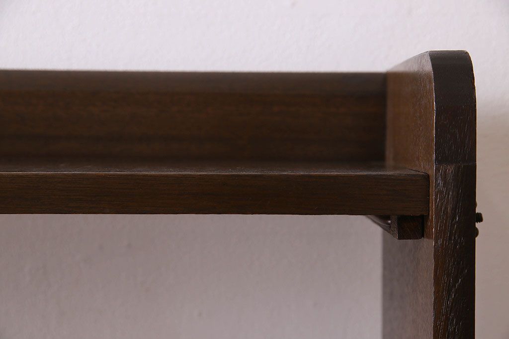 レトロ家具　昭和レトロ　ラワン材製の縦型アンティーク本棚(飾り棚)(1)