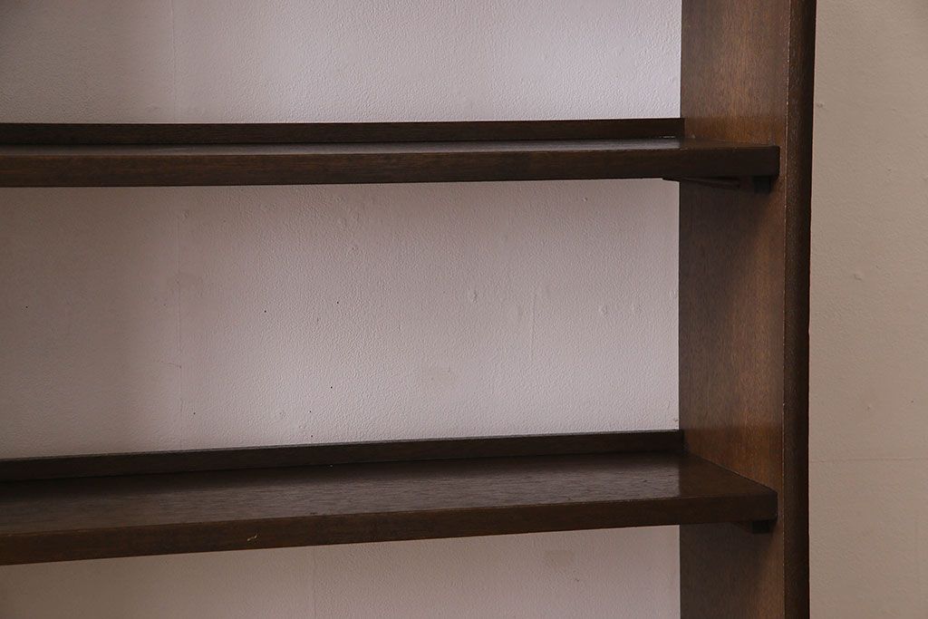 レトロ家具　昭和レトロ　ラワン材製の縦型アンティーク本棚(飾り棚)(1)