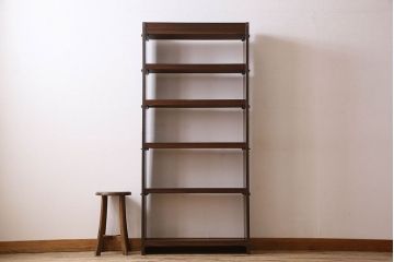レトロ家具　昭和レトロ　ラワン材製の縦型アンティーク本棚(飾り棚)(1)