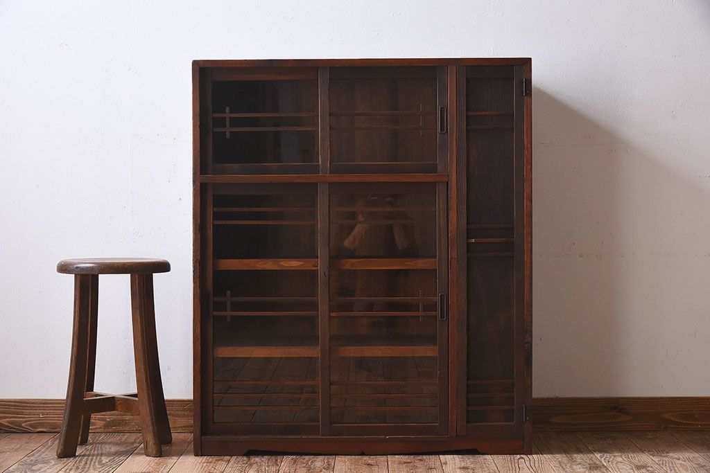 レトロ家具　昭和レトロ　古い木の質感が味わい深いアンティーク収納棚(戸棚、下駄箱)(1)