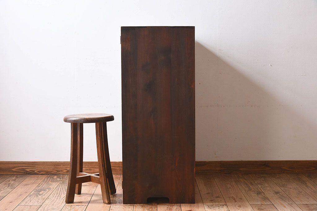 レトロ家具　昭和レトロ　古い木の質感が味わい深いアンティーク収納棚(戸棚、下駄箱)(1)