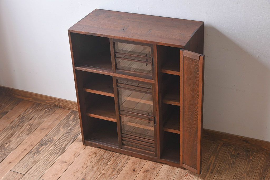 レトロ家具　昭和レトロ　古い木の質感が味わい深いアンティーク収納棚(戸棚、下駄箱)(1)