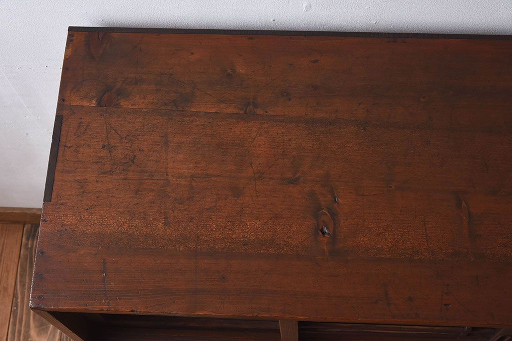 レトロ家具　昭和レトロ　古い木の質感が味わい深いアンティーク収納棚(戸棚、下駄箱)(1)