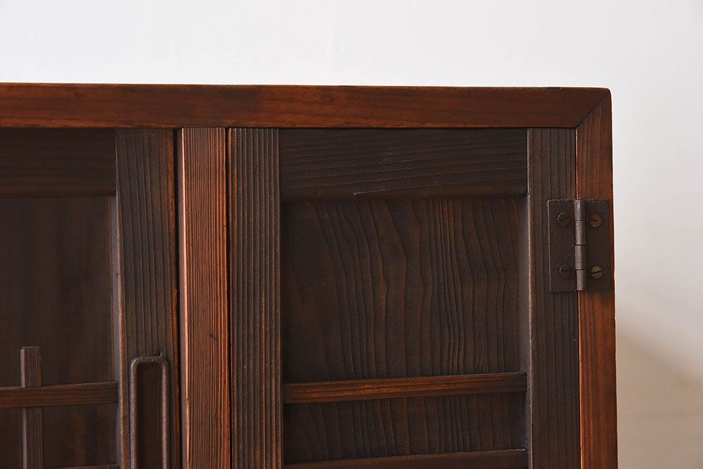 レトロ家具　昭和レトロ　古い木の質感が味わい深いアンティーク収納棚(戸棚、下駄箱)(1)