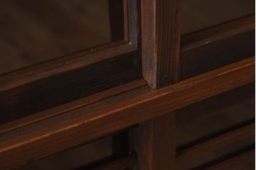 レトロ家具　昭和レトロ　古い木の質感が味わい深いアンティーク収納棚(戸棚、下駄箱)(1)