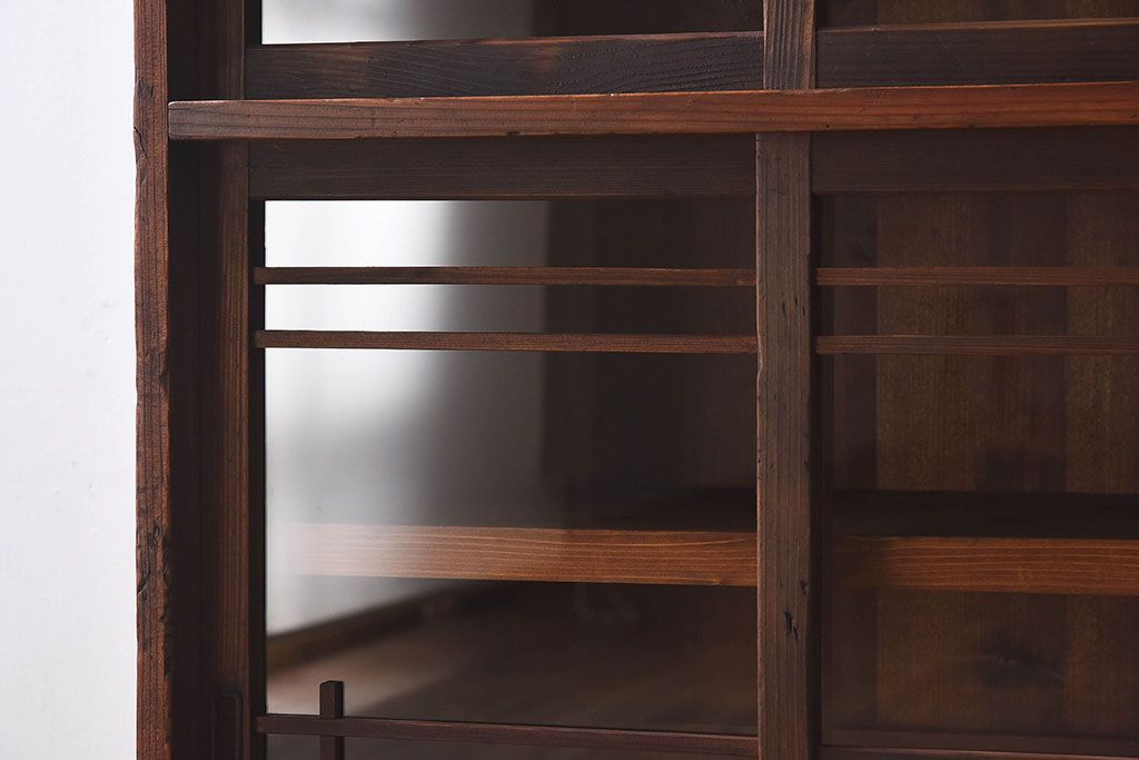 レトロ家具　昭和レトロ　古い木の質感が味わい深いアンティーク収納棚(戸棚、下駄箱)(1)