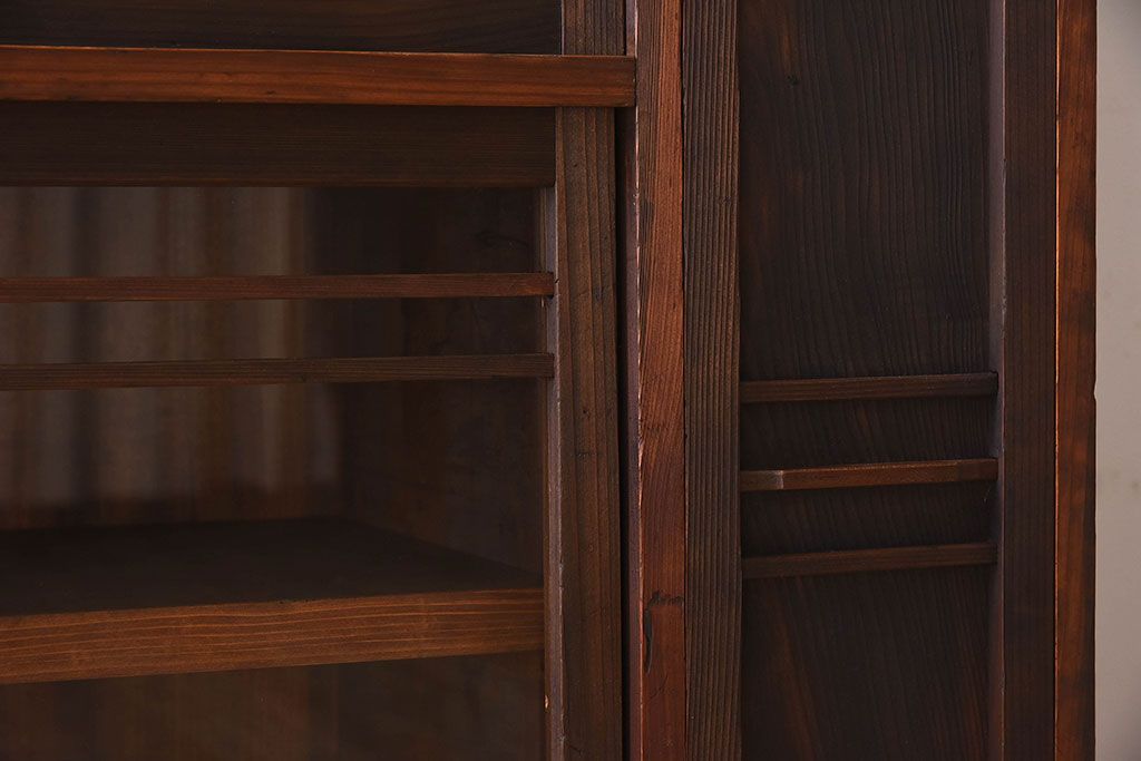 レトロ家具　昭和レトロ　古い木の質感が味わい深いアンティーク収納棚(戸棚、下駄箱)(1)