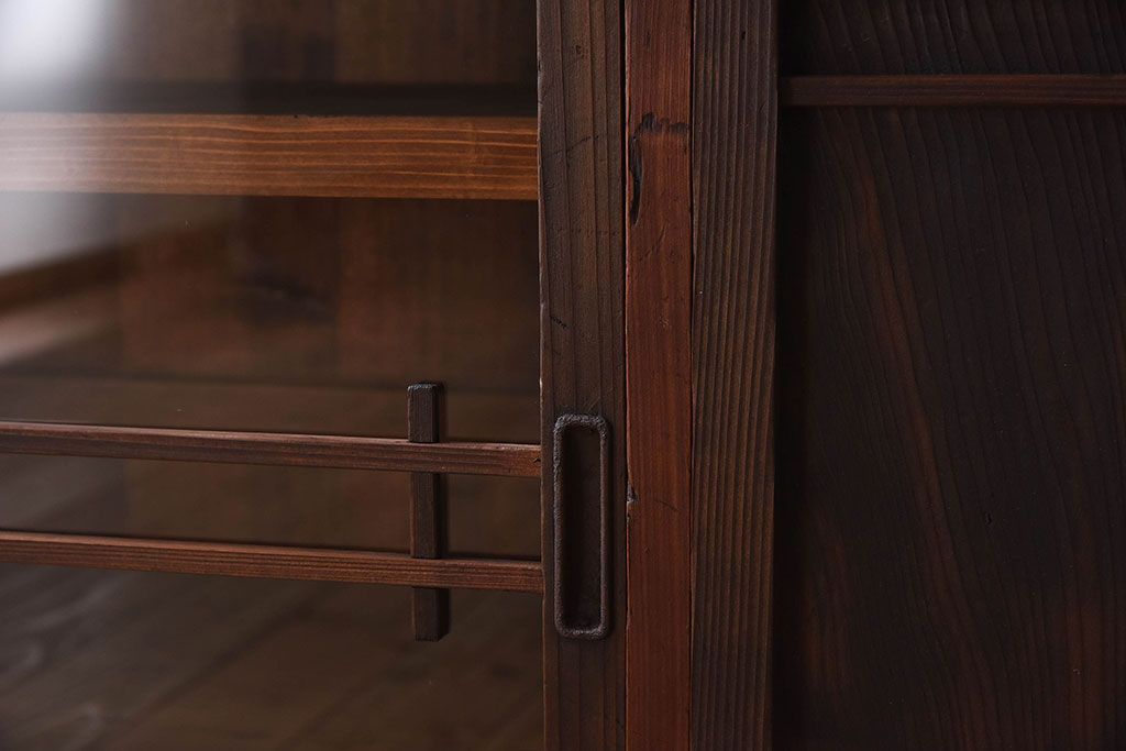 レトロ家具　昭和レトロ　古い木の質感が味わい深いアンティーク収納棚(戸棚、下駄箱)(1)