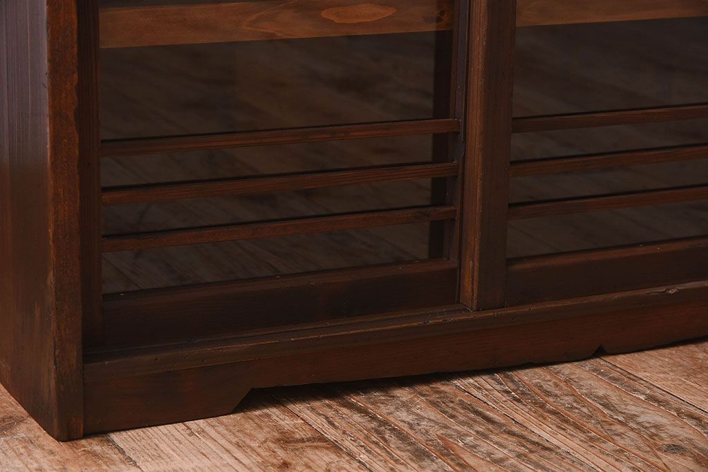 レトロ家具　昭和レトロ　古い木の質感が味わい深いアンティーク収納棚(戸棚、下駄箱)(1)