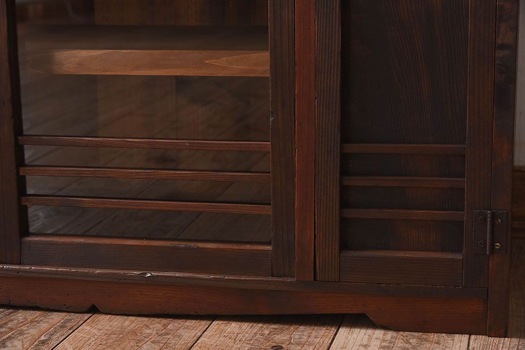 レトロ家具　昭和レトロ　古い木の質感が味わい深いアンティーク収納棚(戸棚、下駄箱)(1)