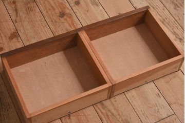 ペイント家具　格子の扉がおしゃれな収納棚(飾り棚、戸棚)