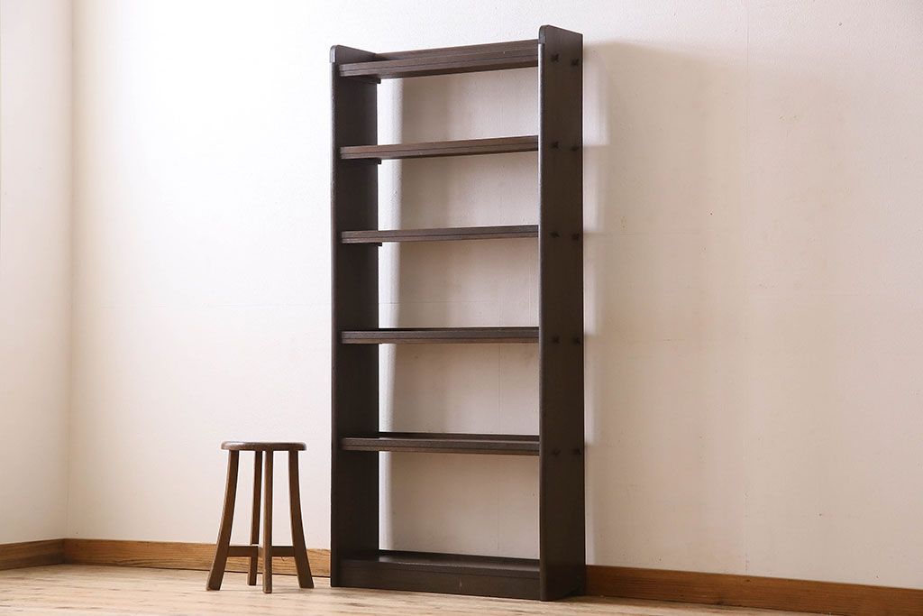 レトロ家具　昭和レトロ　ラワン材製の縦型アンティーク本棚(飾り棚)(2)