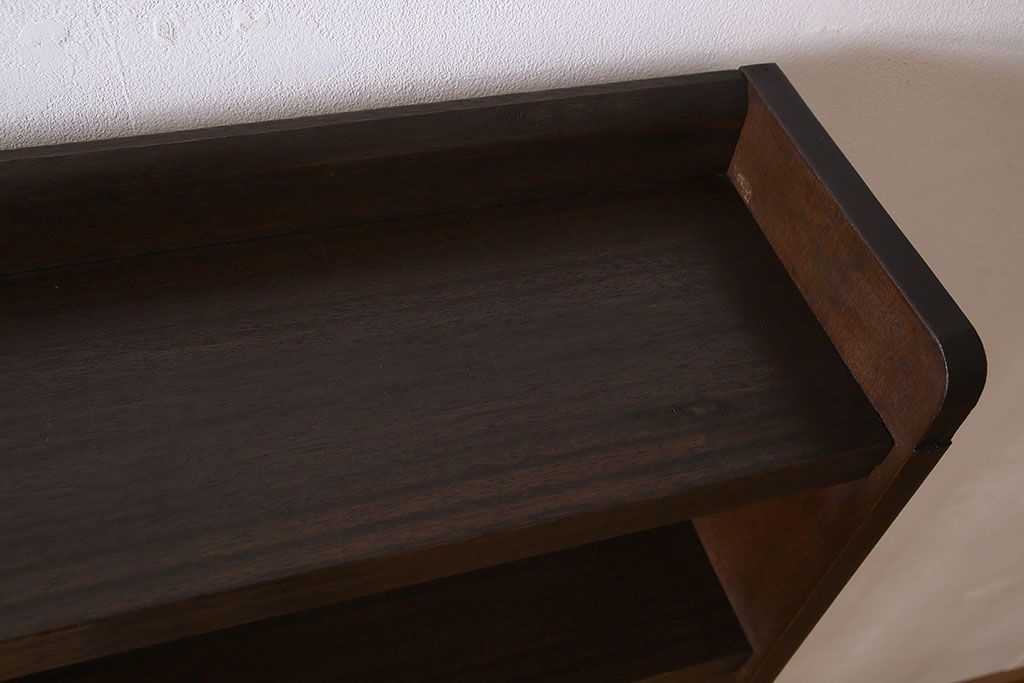 レトロ家具　昭和レトロ　ラワン材製の縦型アンティーク本棚(飾り棚)(2)