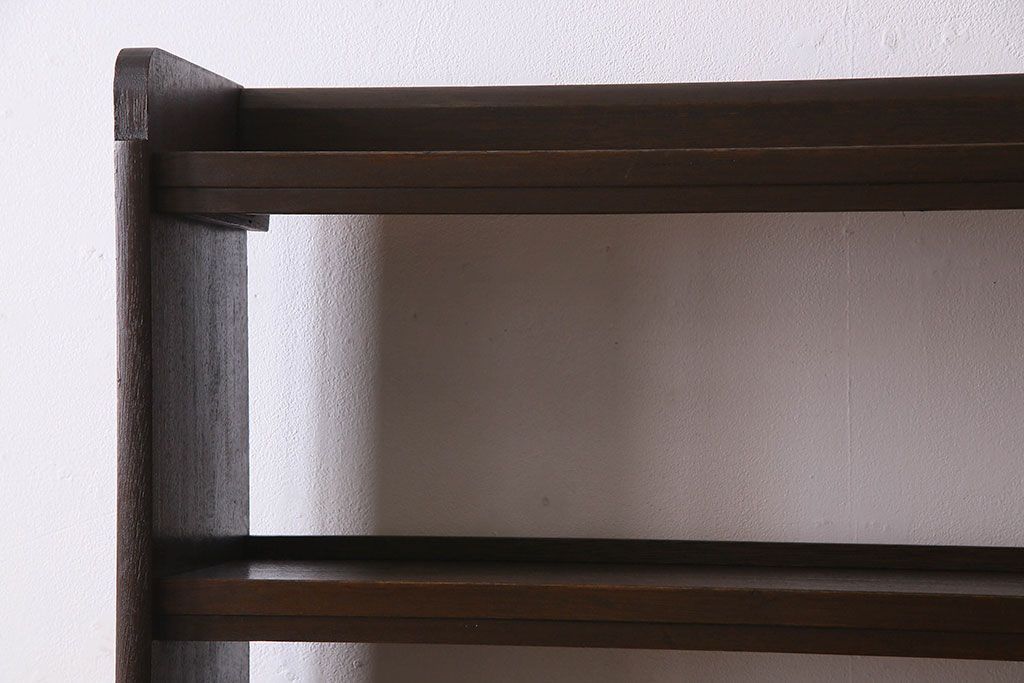 レトロ家具　昭和レトロ　ラワン材製の縦型アンティーク本棚(飾り棚)(2)