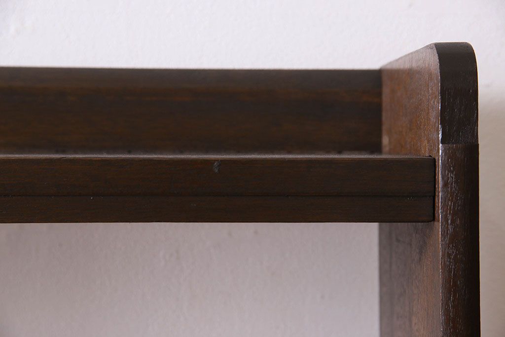 レトロ家具　昭和レトロ　ラワン材製の縦型アンティーク本棚(飾り棚)(2)