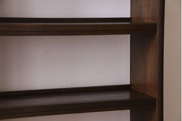 レトロ家具　昭和レトロ　ラワン材製の縦型アンティーク本棚(飾り棚)(2)