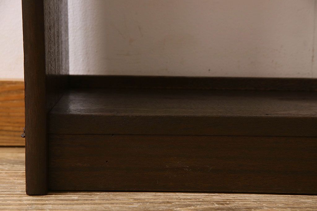 レトロ家具　昭和レトロ　ラワン材製の縦型アンティーク本棚(飾り棚)(2)