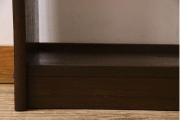 レトロ家具　昭和レトロ　ラワン材製の縦型アンティーク本棚(飾り棚)(2)