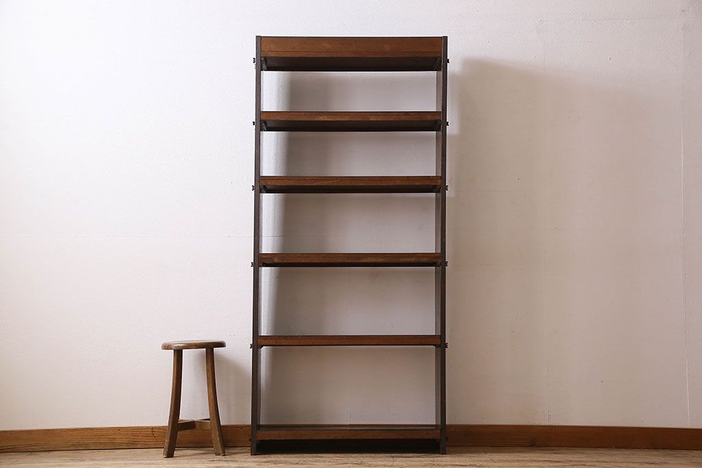 レトロ家具　昭和レトロ　ラワン材製の縦型アンティーク本棚(飾り棚)(2)