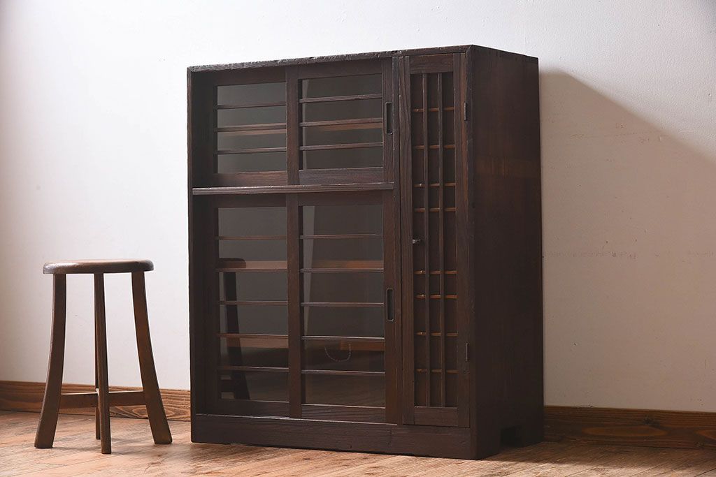 レトロ家具　昭和レトロ　古い木の質感が味わい深いアンティーク収納棚(戸棚、下駄箱)(2)