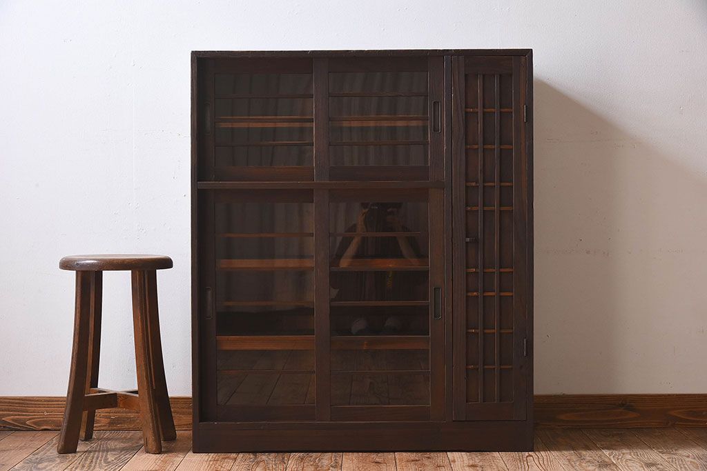 レトロ家具　昭和レトロ　古い木の質感が味わい深いアンティーク収納棚(戸棚、下駄箱)(2)