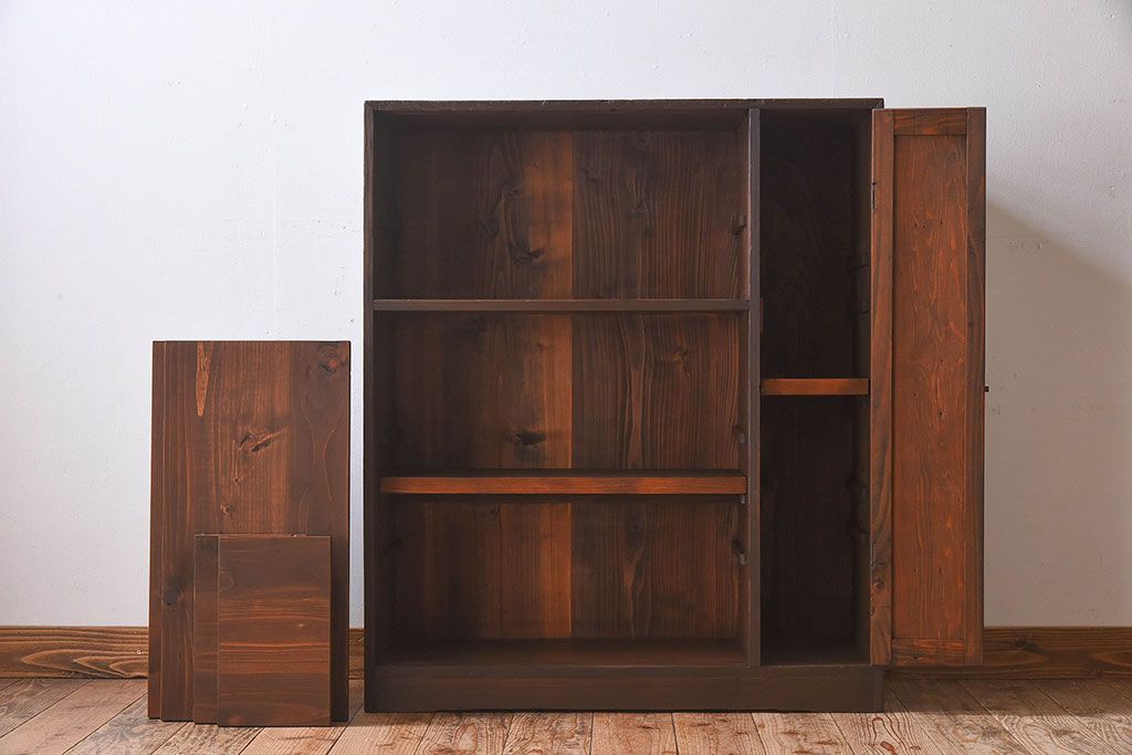 レトロ家具　昭和レトロ　古い木の質感が味わい深いアンティーク収納棚(戸棚、下駄箱)(2)