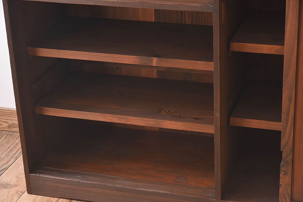 レトロ家具　昭和レトロ　古い木の質感が味わい深いアンティーク収納棚(戸棚、下駄箱)(2)