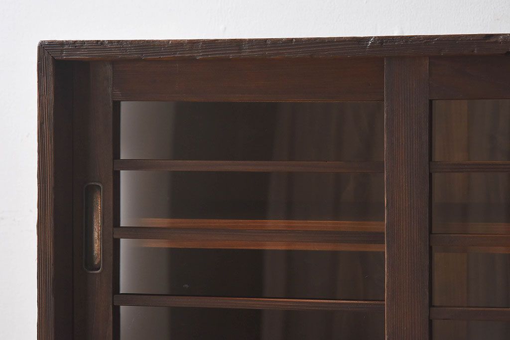 レトロ家具　昭和レトロ　古い木の質感が味わい深いアンティーク収納棚(戸棚、下駄箱)(2)