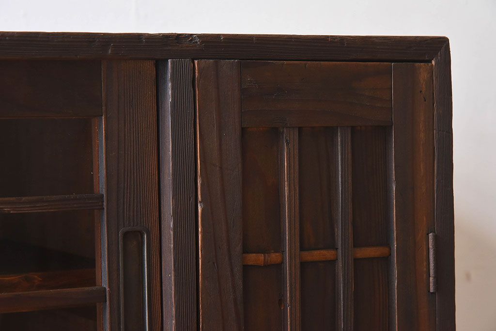 レトロ家具　昭和レトロ　古い木の質感が味わい深いアンティーク収納棚(戸棚、下駄箱)(2)