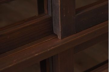 レトロ家具　昭和レトロ　古い木の質感が味わい深いアンティーク収納棚(戸棚、下駄箱)(2)