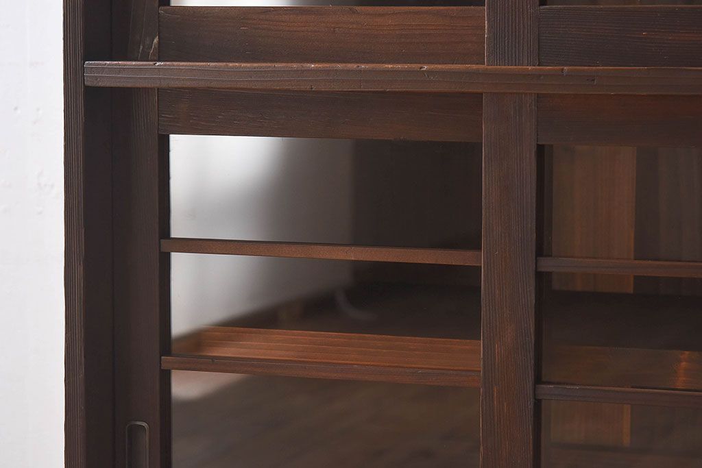 レトロ家具　昭和レトロ　古い木の質感が味わい深いアンティーク収納棚(戸棚、下駄箱)(2)