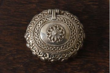 アンティーク雑貨　イギリスビンテージ　華麗なデザインの小物入れ(アクセサリーケース、小物収納箱、小箱)
