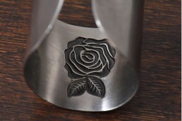 アンティーク雑貨　イギリス製　花柄彫刻入り!ナプキンリング4個セット