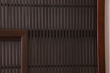 和製アンティーク　ケヤキ・カバ材　上質なデザインの蔵戸(引き戸、くぐり戸、玄関戸)