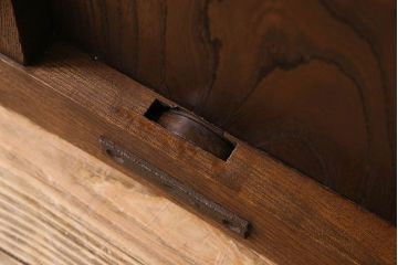 和製アンティーク　ケヤキ・カバ材　上質なデザインの蔵戸(引き戸、くぐり戸、玄関戸)