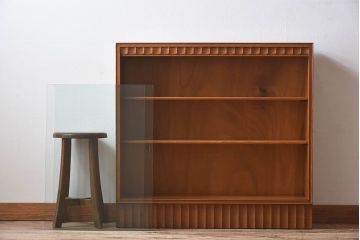 ヴィンテージ家具　イギリスビンテージ　オーク材　装飾が美しいガラス戸収納棚(戸棚、飾り棚)
